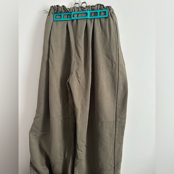baggy green kaki sweatpants, PRETTYLITTETHINGS - Picture 2 of 4